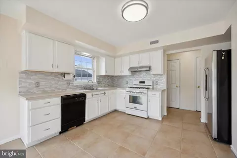 201 Bainbridge Cir, Reading, PA 19608 photo 4