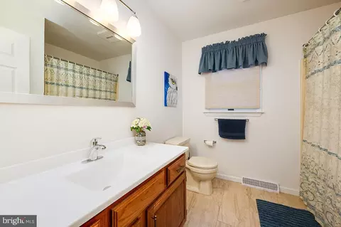 Bath - 3048 Marcor Dr, Reading, PA 19608 photo 3 of 5