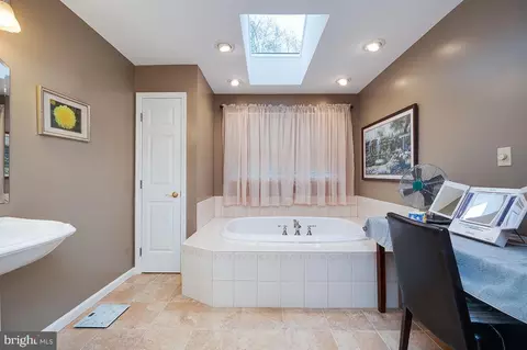 Bath - 3048 Marcor Dr, Reading, PA 19608 photo 5 of 5