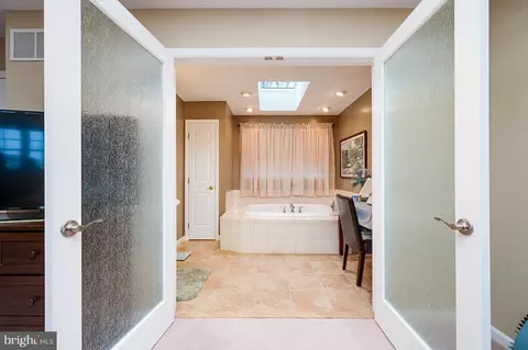 Bath - 3048 Marcor Dr, Reading, PA 19608 photo 4 of 5