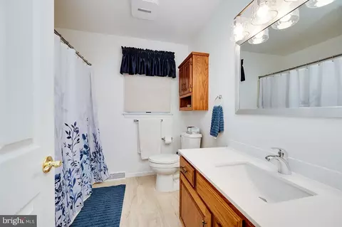 Bath - 3048 Marcor Dr, Reading, PA 19608 photo 2 of 5