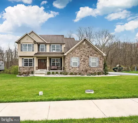 106 Pleasant View Dr, Douglassville, PA 19518