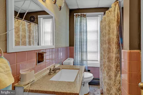 Bath - 105 Oley St, Reading, PA 19601 photo 1 of 2