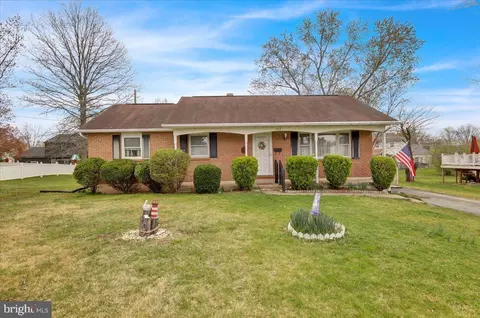 305 Briarwood Dr, Douglassville, PA 19518