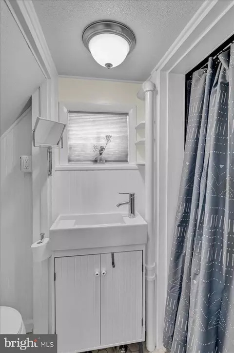 Bath - 726 Mountain View Rd, Reading, PA 19607 photo 1 of 2