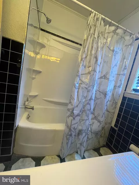 Bath - 104 Gerald Ave, Reading, PA 19607 photo 2 of 4