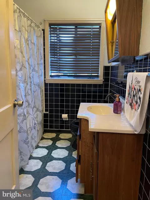 Bath - 104 Gerald Ave, Reading, PA 19607 photo 1 of 4