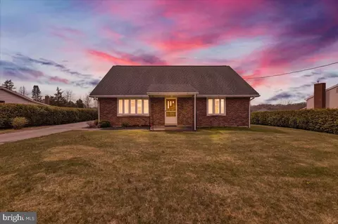 1562 Fairview Dr, Leesport, PA 19533