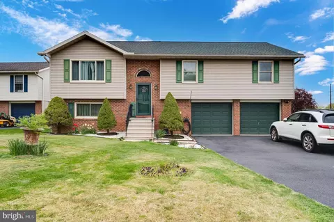 327 Smokering Dr, Robesonia, PA 19551