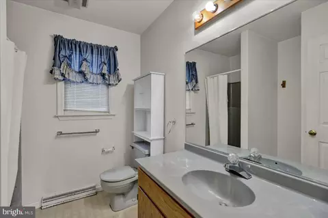 Bath - 4001 Windcroft Ct, Reading, PA 19606 photo 2 of 3