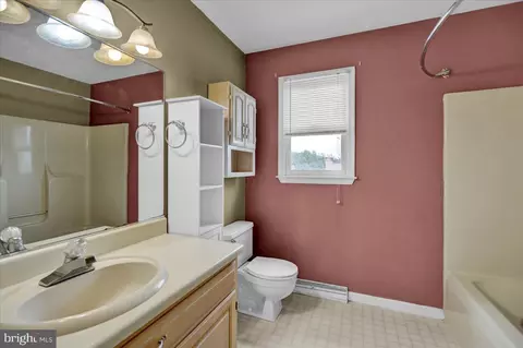 Bath - 4001 Windcroft Ct, Reading, PA 19606 photo 3 of 3