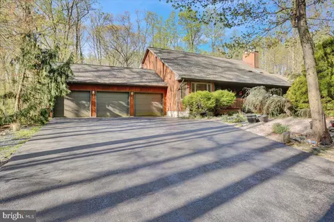 13 Crestview Dr, Fleetwood, PA 19522
