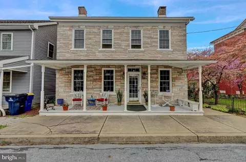 82 Main St, Womelsdorf, PA 19567