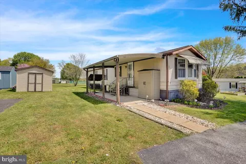 27 Shamrock Ave, Mohrsville, PA 19541