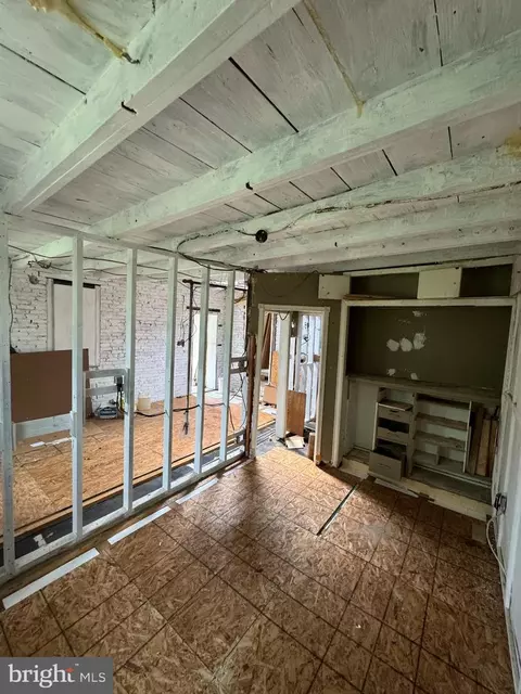 Entry Way - 811 Philadelphia Ave, Reading, PA 19607 photo 4 of 8