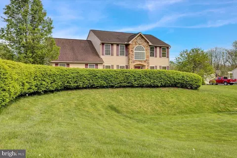 408 Pleasant View Dr, Douglassville, PA 19518