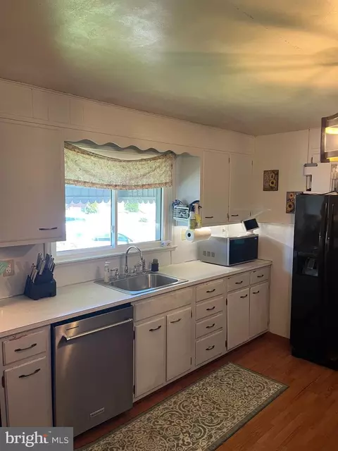 Kitchen - 2040 Dennis Dr, Reading, PA 19601 photo 2 of 2