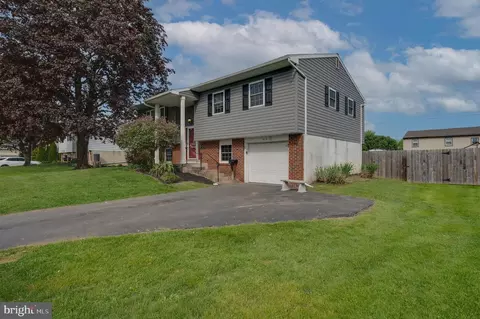413 Laurelwood Dr, Douglassville, PA 19518
