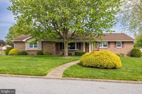 221 Laurelwood Dr, Douglassville, PA 19518