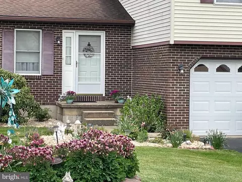 208 Sage Dr, Reading, PA 19608 photo 2