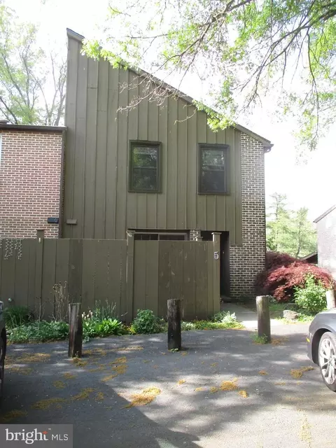 5 Club Ln, Reading, PA 19607