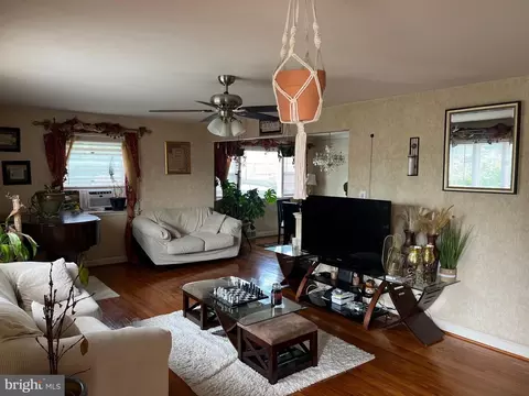 Living - 801 Lehigh St, Reading, PA 19601 photo 2 of 2