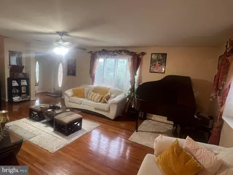 Living - 801 Lehigh St, Reading, PA 19601 photo 1 of 2