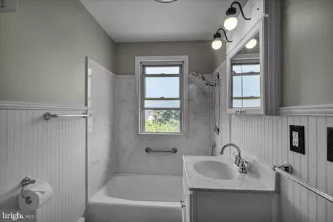 Bath - 1624 Gregg Ave, Reading, PA 19607 photo 1 of 2