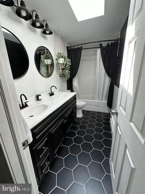 Bath - 1809 Liberty Ave, Reading, PA 19607 photo 1 of 2
