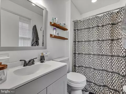 Bath - 67 Hearthstone Dr, Reading, PA 19606 photo 2 of 3