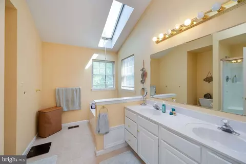 Bath - 7 Brassie Cir, Reading, PA 19607 photo 2 of 2