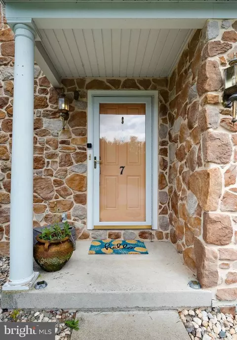Entry Way - 7 Brassie Cir, Reading, PA 19607 photo 12 of 12