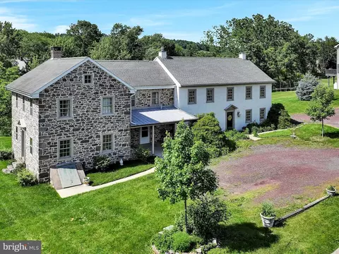 6 Cricket Slope Dr, Oley, PA 19547
