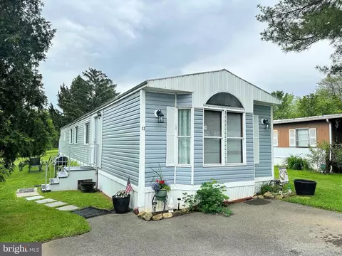 17 Saybrook Dr, Hereford, PA 18056