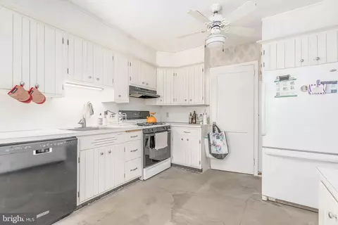 Kitchen - 131 Lester Ave, Shillington, PA 19607 photo 2 of 3