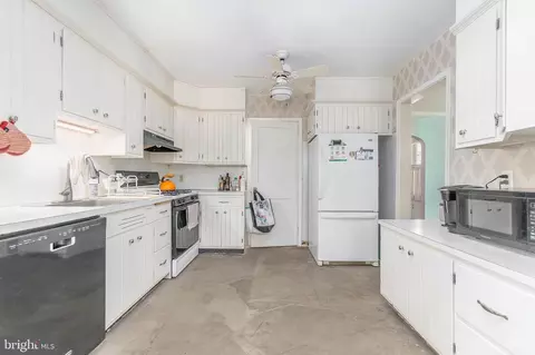 Kitchen - 131 Lester Ave, Shillington, PA 19607 photo 3 of 3