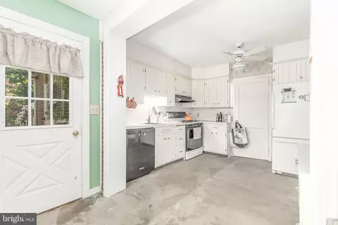 Entry Way - 131 Lester Ave, Shillington, PA 19607 photo 5 of 6