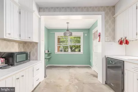 Entry Way - 131 Lester Ave, Shillington, PA 19607 photo 3 of 6