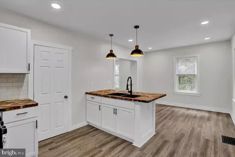 Entry Way - 712 Oley St, Reading, PA 19610 photo 2 of 4