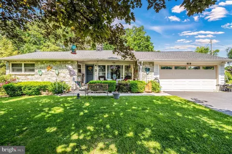 919 Lobelia Ave, Reading, PA 19605