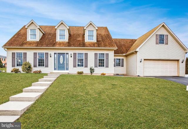 100 Balsam Dr, Douglassville, PA 19518