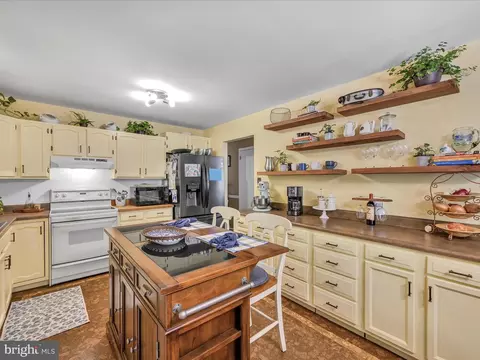 Kitchen - 64 Steiner Pl, Blandon, PA 19510 photo 2 of 5