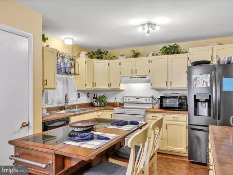 Kitchen - 64 Steiner Pl, Blandon, PA 19510 photo 4 of 5