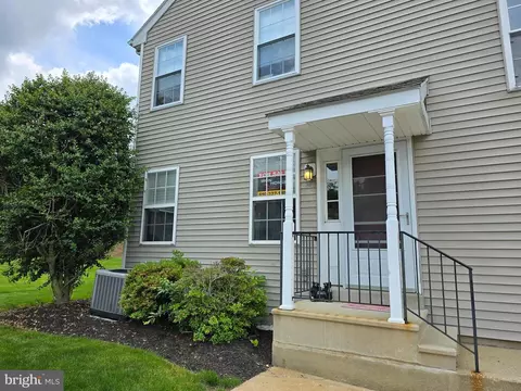 30 Horseshoe Dr, Douglassville, PA 19518
