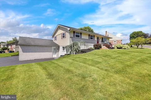 57 Wesleyan Dr, Reading, PA 19607 photo 2