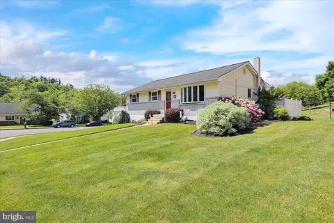 57 Wesleyan Dr, Reading, PA 19607 photo 3