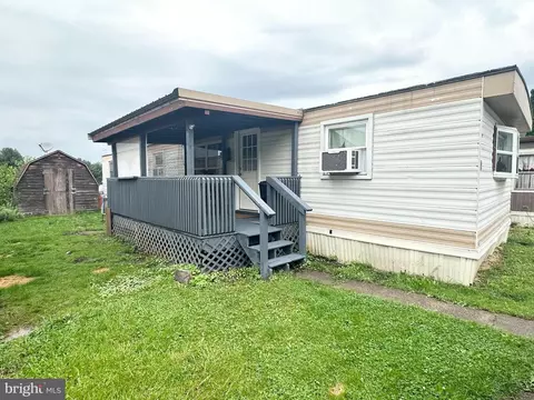 2 Woodland Ln, Mertztown, PA 19539