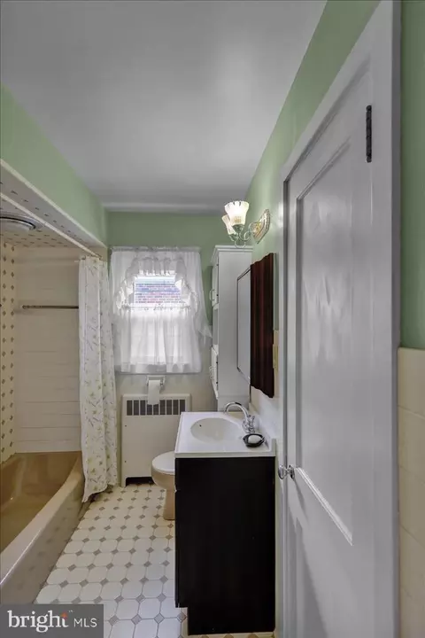 Bath - 116 Newkirk Ave, Reading, PA 19607 photo 2 of 4