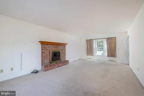 Living - 2 Fox Ct, Reading, PA 19607 photo 3 of 6