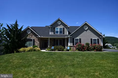 303 Pleasant View Dr, Douglassville, PA 19518